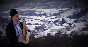 REPORTAJ- Saxofonistul Răzvan Toaș vă urează tuturor Crăciun Fericit, La mulți ani, acesta ne aduce în dar de sărbători “Colinda”celor plecați în străinătate- Videoclipul colindei a fost filmat în satul lui natal Caila, jud. Bistrița- Năsăud- “Instrumentala”este cea mai nouă melodie a saxofonistului Răzvan Toaș, o piesă folclorică  frumoasă,“Ceardaș”- Saxofonistul Răzvan Toaș reprezintă zona Bistriței, el se mândrește mult cu talentul muzical care îl are, portul popular, tradițiile, obiceiurile locului (EXCLUSIV- GALERIE FOTO)