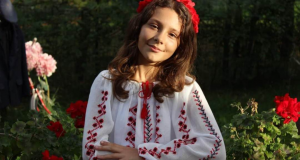 “Săraca inima mea”și “Copacul”sunt 2 melodii dragi și de succes ale Dolache Maria Iustina, o tânără interpretă talentată de 11 ani din orașul Flămânzi, jud. Botoșani- Interpreta Dolache Maria Iustina, iubește de mică muzica, aceasta este îndrăgită mult de public. (EXCLUSIV- GALERIE FOTO)