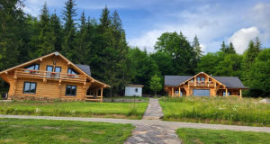 REPORTAJ: Complexul de cabane Harghita Log Houses din satul Izvoare, comuna Zetea, jud. Harghita, este un loc de vis unde să te relaxezi/petreci vacanța alături de cei dragi- În cadrul complexului se regăsec 2 cabane deosebite, Cabana Szürke Farkas și Barna Medve, care dispun de un adevărat confort. (EXCLUSIV- GALERIE FOTO)