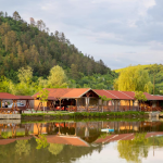 REPORTAJ: Restaurantul Pescăresc VII LA LAC?din satul Ivănești, comuna Livezeni, jud. Mureș, este locul ideal unde să veniți împreună cu familia și prietenii, să serviți cele mai delicioase preparate din pește. (GALERIE FOTO)