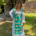 Interpreta de muzică populară Ioana Popa și-a lansat recent melodia “Într-o căsuță de la țară”, un nou cântec de suflet-  “Într-o căsuță de la țară”este despre copilărie, videoclipul melodiei a fost filmat în satul Hobița, jud. Gorj, la  Casa Memorială “Constantin  Brâncuși”, în apropiere de Târgu Jiu. (EXCLUSIV- GALERIE FOTO)