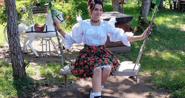 Cea mai nouă melodie a interpretei de muzică populară Adela Dobrican se intitulează “Oi hori și-oi duce-o bine”- Melodia “Oi hori și-oi duce-o bine”a fost filmată la Pensiunea”Căsuța din Scobai”din Vadu Izei, prin această melodie interpreta Adela Dobrican încearcă să transmită oamenilor că trebuie să se bucure de viață, de muzică, de momentele când sunt împreună și se distrează, se simt bine. (GALERIE FOTO)