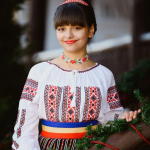 ,,Hai la Joc”, „Neamul meu”, „Dragi mi-s Moldovencile”și „Basmul iernii”sunt cele mai frumoase și îndrăgite melodii ale tinerei interprete de 13 ani de muzică populară și ușoară Burunsus Evelina (EVVA) cu care a cucerit publicul din Republica Moldova și străinătate. (REPORTAJ EXCLUSIV- GALERIE FOTO)