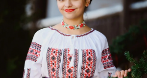 ,,Hai la Joc”, „Neamul meu”, „Dragi mi-s Moldovencile”și „Basmul iernii”sunt cele mai frumoase și îndrăgite melodii ale tinerei interprete de 13 ani de muzică populară și ușoară Burunsus Evelina (EVVA) cu care a cucerit publicul din Republica Moldova și străinătate. (REPORTAJ EXCLUSIV- GALERIE FOTO)