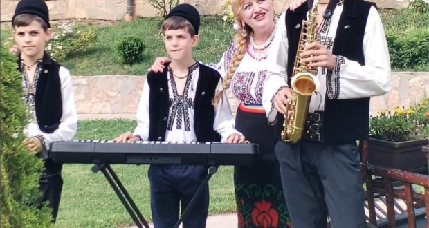 “Jiana Jitenilor”,“Jiana de la Dobrești”și “Jiana lui Iulian”sunt cele noi și de succes melodii  ale tânărului saxofonist de  muzică populară Jitea Iulian Petru. (GALERIE FOTO)