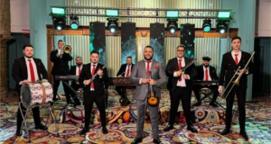 REPORTAJ: Orchestra Petronel Fritz alături de interpreții Ovidiu de la Suceava și Andrei de la Barbulești și-a lansat recent noi colaje de muzică cu cele mai frumoase melodii de petrecere. (EXCLUSIV- GALERIE FOTO)