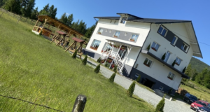 REPORTAJ: Casa Blăjan din comuna Arieșeni, jud. Alba, este un loc de poveste din inima Munților Apuseni, unde să vă petreceți un sejur de vacanță de neuitat alături de prieteni și cei dragi. (GALERIE FOTO)
