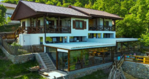 Conacul Fruntea cu ceru din comuna Ilovița, județul Mehedinți, este un loc de vis unde să petreceți un sejur de vacanță de vis din Cazanele Dunării, dispunând de un adevărat confort. (GALERIE FOTO)